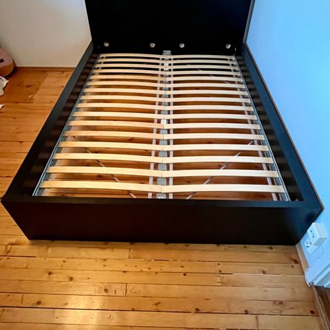 Seng Ikea Malm, nesten ny, 140 cm, med sengebunn