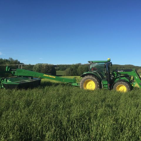 John Deere 730 sentermontert slåmaskin