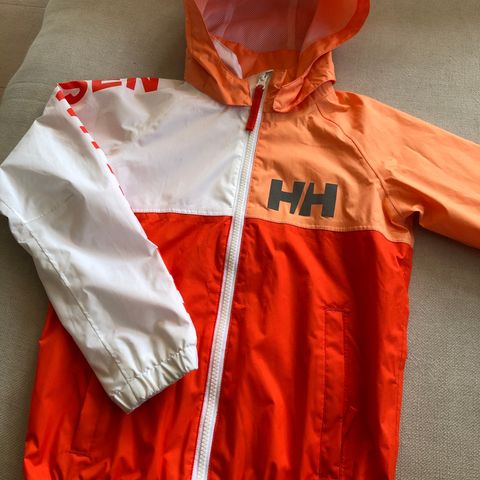 Lett jakke fra Helly Hansen i str 128 til salgs