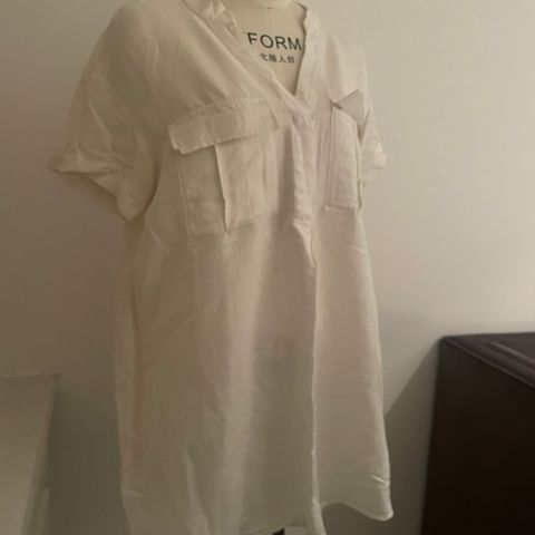 Hvit kjole / skjorte i linblanding, dekorative lommer, strl L