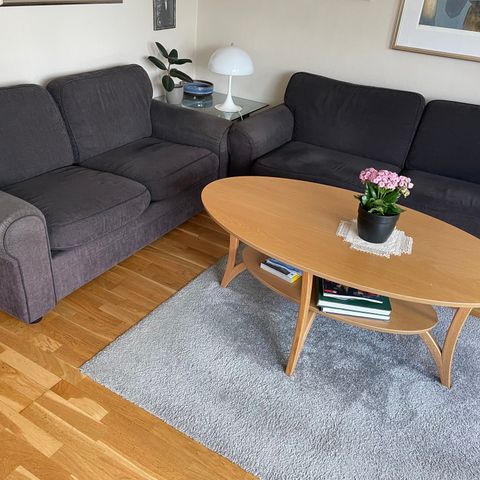 GI BORT: En mørkegrå Form Fin sofa