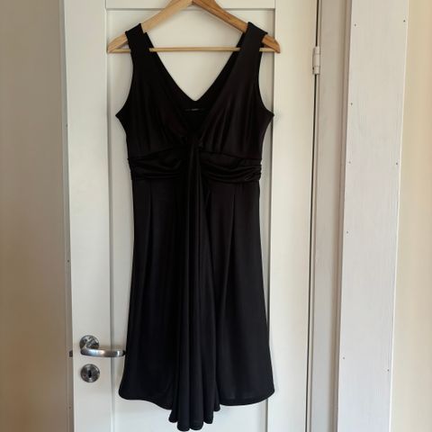 Nydelig svart kjole, str M