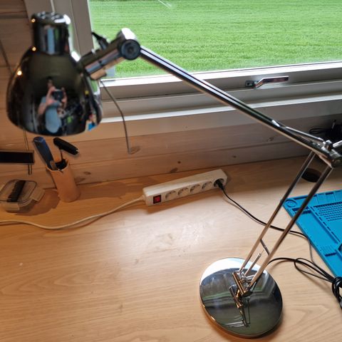 Fin skrivebordslampe