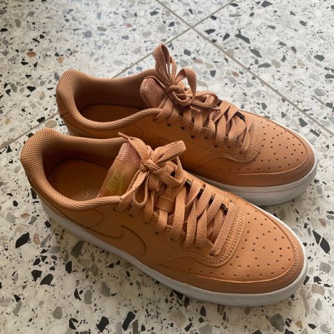 Nike Air Force court vision alta. Str. 40,5 farge( lys orange/beige)