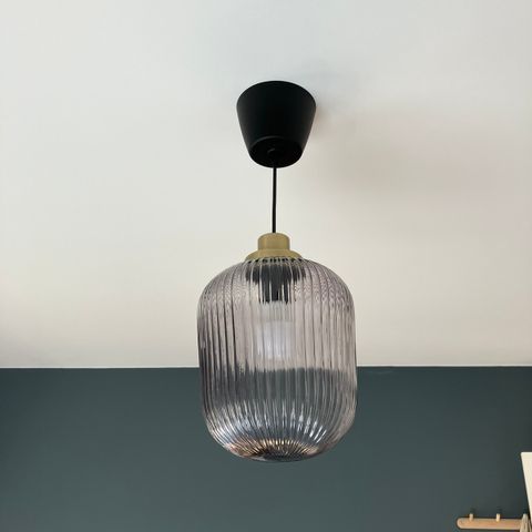 SOLKLINT Taklampe, messing/grått klart glass, 22 cm