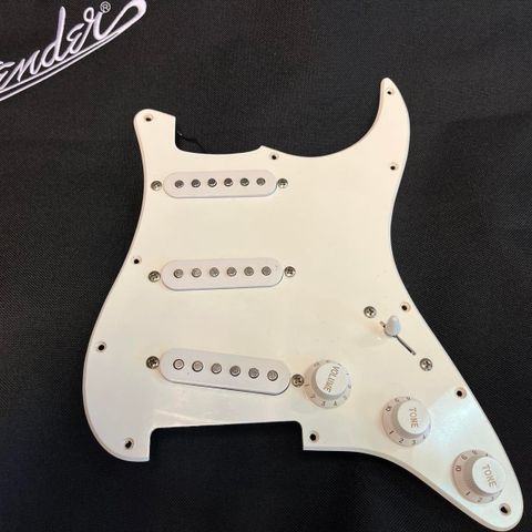 Plekterbrett med mikrofoner/loaded pickguard