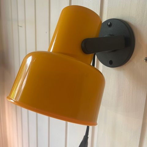 Retro knallgul vegglampe/ leselampe fra svenske Fagerhult belysning, klassiker