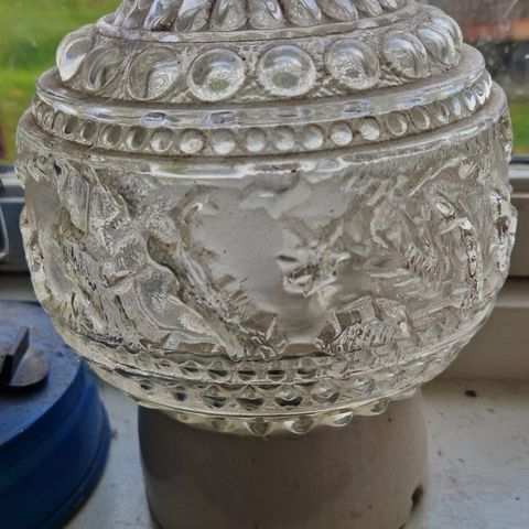 Eldre taklampe med glasskuppel