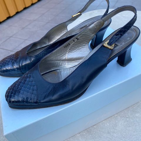 Elegante  sko fra Pierre Cardin i ekte skinn med fine detaljer