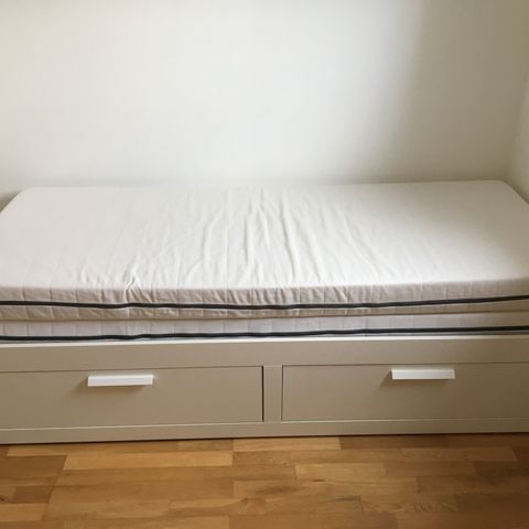 [RESERVERT] IKEA BRIMNES Dagseng med 2 skuffer og 2 madrasser