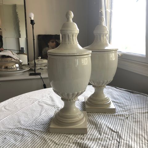 2 keramikk urner med lokk i off-white