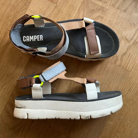 Camper-sandaler med høy såle