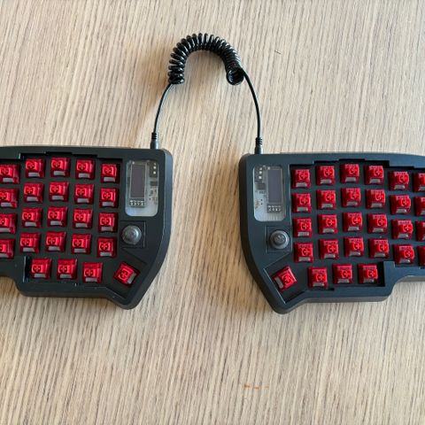 Lulu split keyboard med TTC red flame keyswitcher (montert)