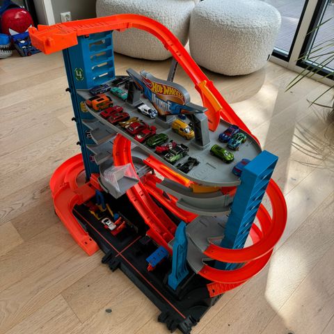 Hotwheels ultimate garage