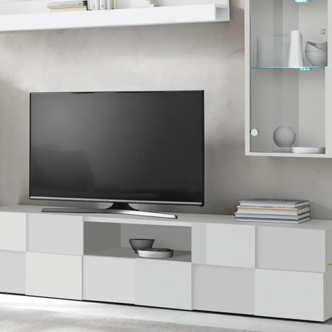 Pen hvit høyglans TV-benk med god plass selges billig!