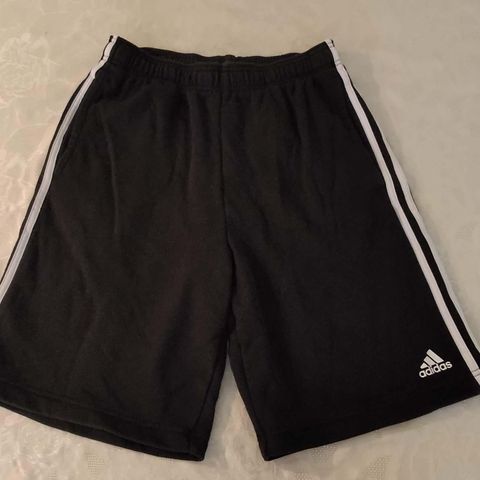 Adidas shorts svart str. M