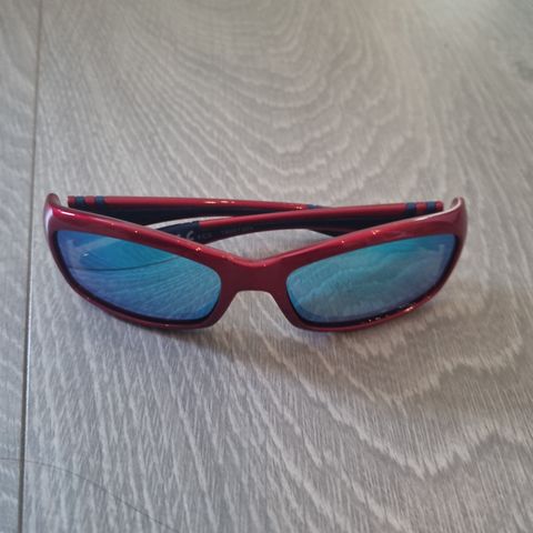 Solbriller m/ blått speilglass fra 2+