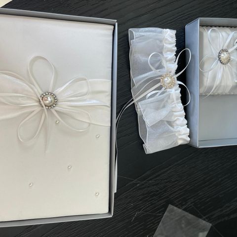 bryllupsutstyr. ringpute, gjestebok, strømpeånd, pennholder med penn til bryllup