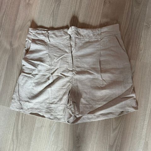 Lin shorts fra Bikbok