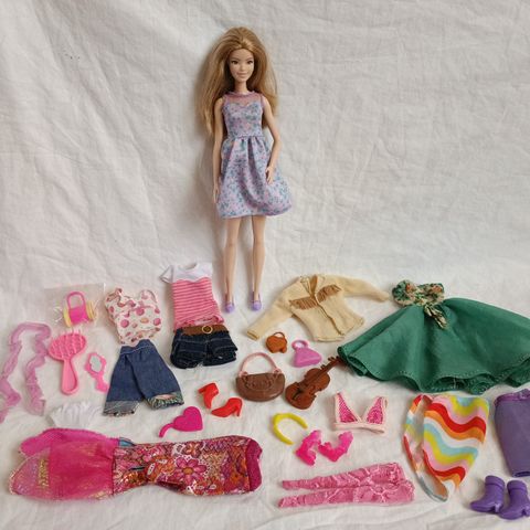 Barbie dukke med mye klær og tilbehør