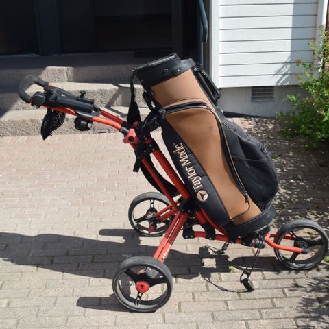 Skreddersydd Golfbag med sammenleggbar trehjuls golftralle. Nesten som nytt