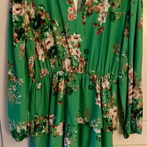 Grønn kjole med blomster fra Floyd str XL