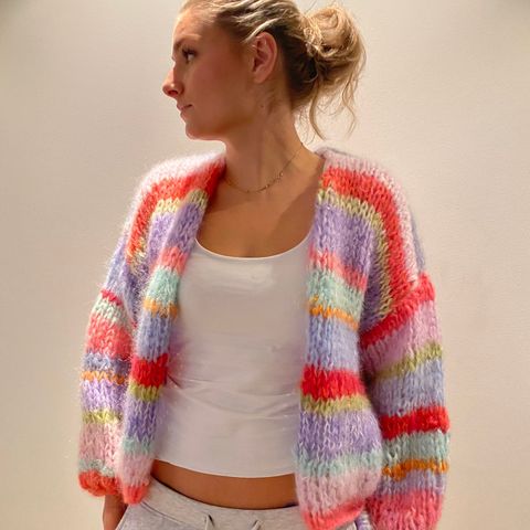 Nystrikket Bennie cardigan kort modell (Knitteriet)