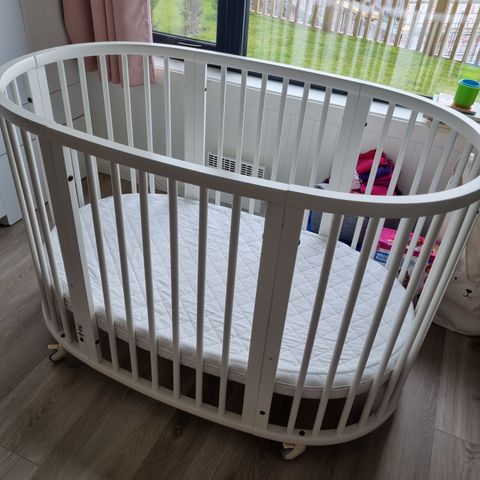 STOKKE Sleepi V2 med diverse tilbehør - mini og vanlig