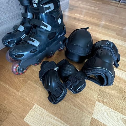 Rollerblades med hånd/arm/knebeskyttelse - str 44 - kr 200