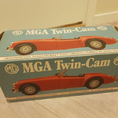 Gammel modellbil av MG A Twin cam 1:16