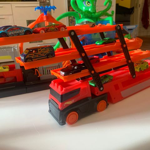 Hot Wheels Mega biltransporter.