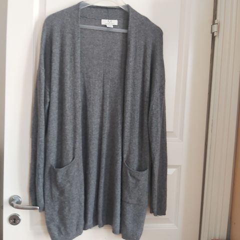 100% CASHMERE / KASJMIR lang GRÅ cardigan. MAGASCHONI.