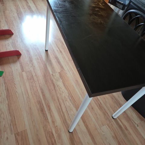 Skrivebord med justerbar ben IKEA