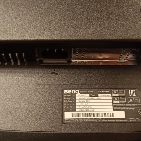 To flotte eldre 22" full HD skjermer (HDMI/ VGA) selges