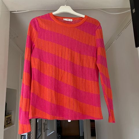 Rosa og oransje genser fra Mango str L