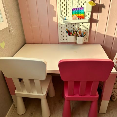 Barnebord/arbeidsbord med stoler og tavla