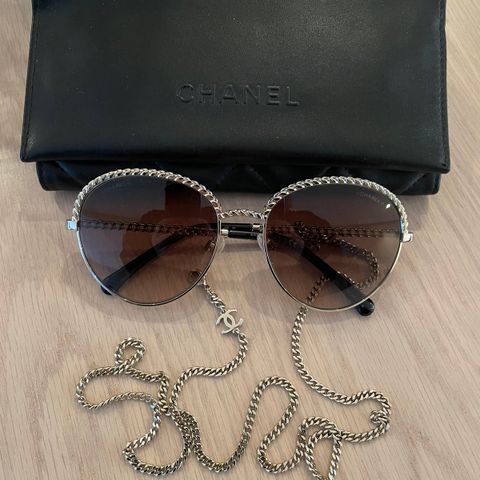 Chanel solbriller med Chanel snor