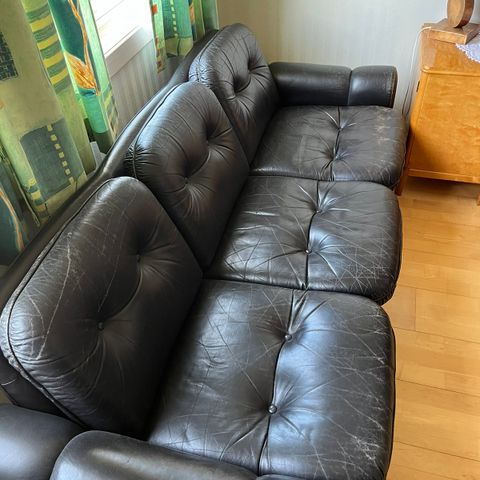 Sort skinn sofa, 3 seter