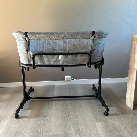 JLY Future 2in1 bedsidecrib selges billig!