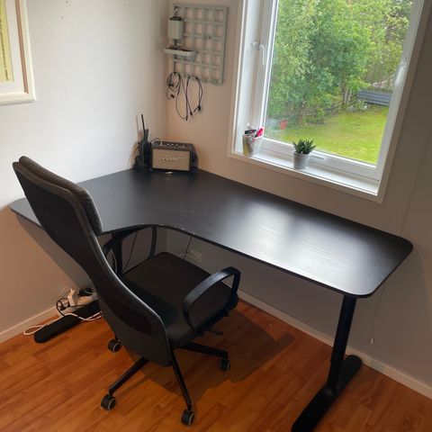 Ikea kontorstol og skrivebord