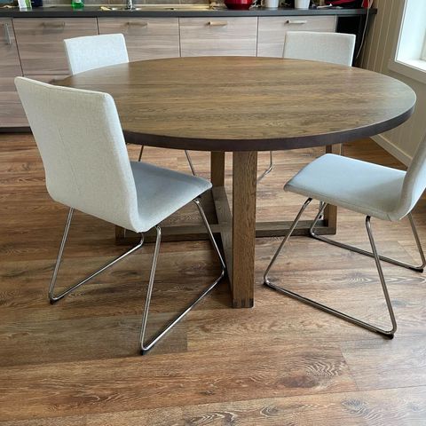 Elegant spisebord med 4 stoler. Så godt som nytt!