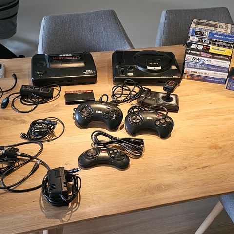 Sega Mega Drive + Sega Master System II med 14 spill og mange håndkontroller