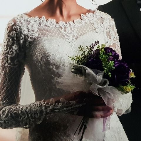 Selv designet brudekjole og håndlaget På bestilling.