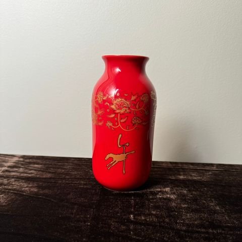 Liten kinesisk vase i korallrød keramikk med blomstermotiv