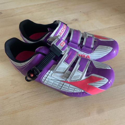 Diadora sykkelsko str 40 (litt små)