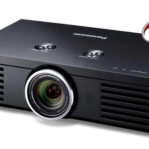 Panasonic PT-AE3000 Projektor med elektrisk lerret selges billig