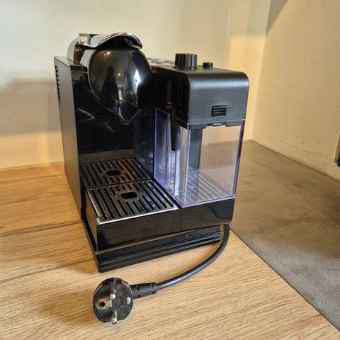 Nespresso DeLonghi kaffemaskin med melkeskummer