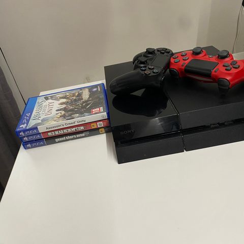 Playstation 4, 2 kontrollere og 3 spill