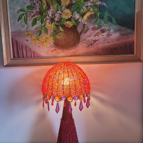 Nydelig perlet bordlampe i vakre farger