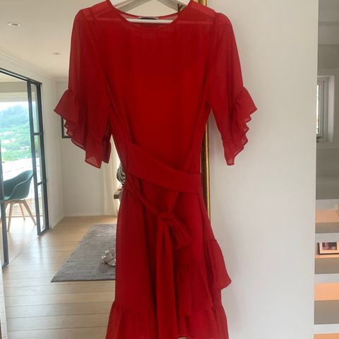 Rød kjole selges rimelig